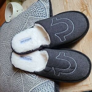 True Religion Sz S 7-8 Slippers Slides